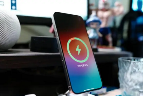 法库苹果15换屏服务分享用什么充电器给iPhone15充电更好 